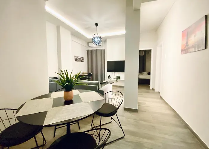 Central Grey Quiet Apartment